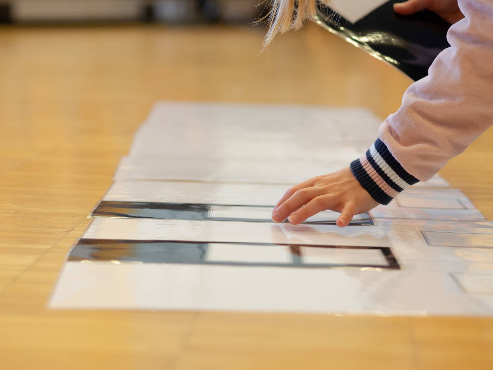Kinder legen die Klaviatur am Boden aus