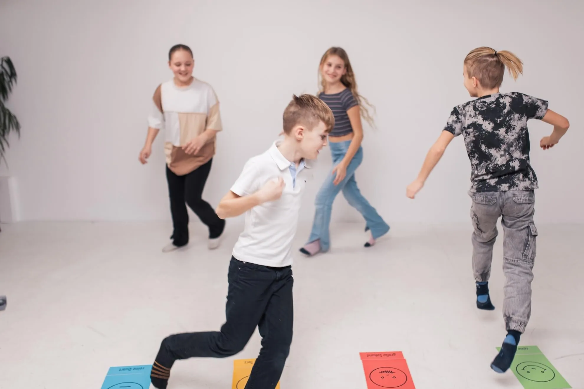 Kinder spielen Lernspiele im Musikunterricht