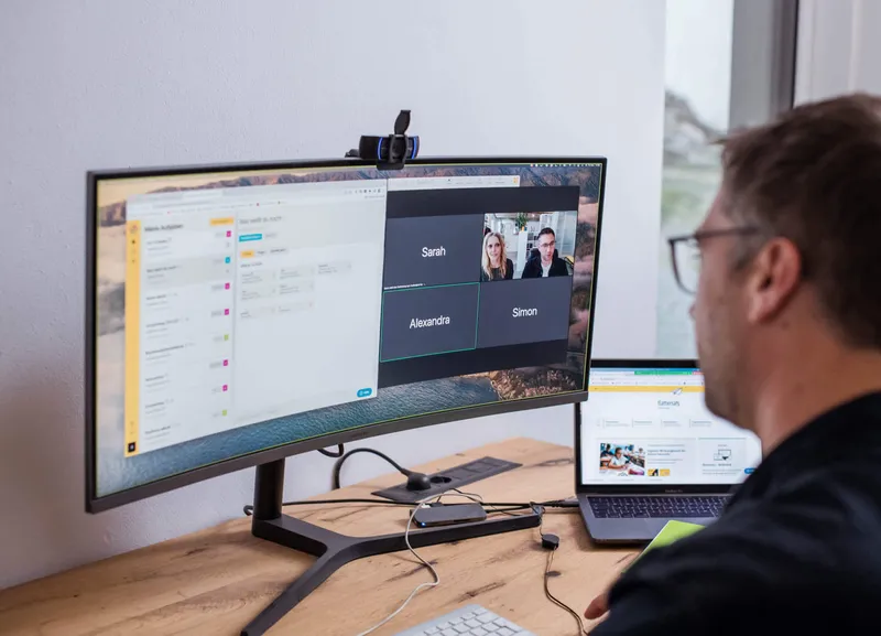 Online-Meeting mit flattersatz