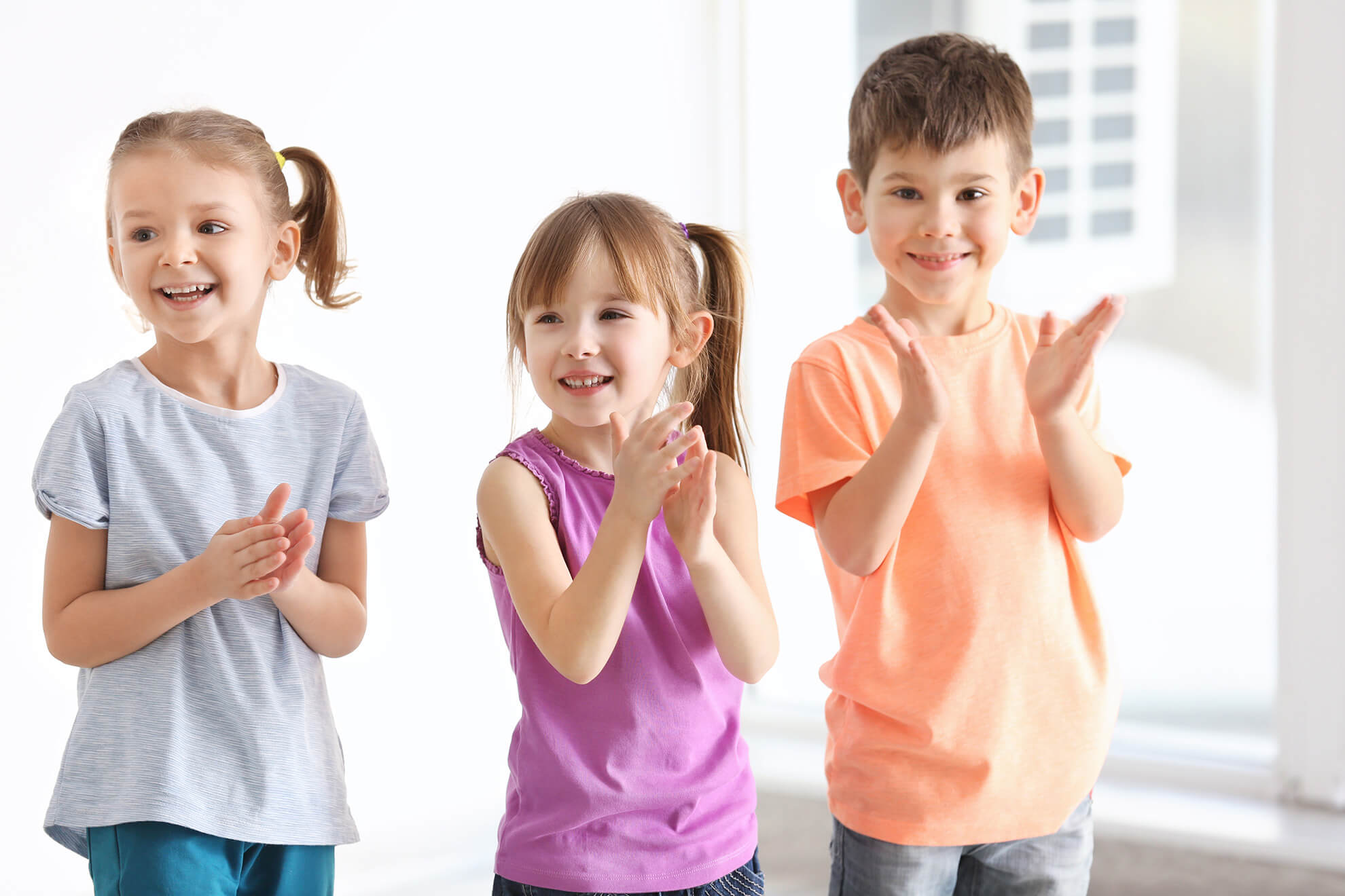 Kinder klatschen Rhythmen im Musikunterricht
