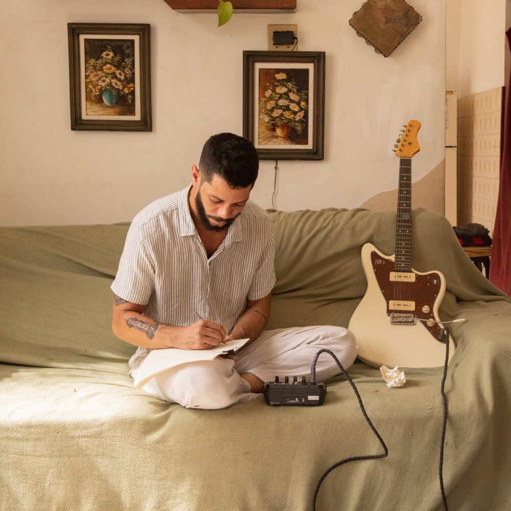 Junger Mann beim Songwriting