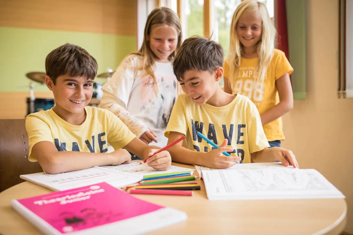 Kind übt mit Theoriesteine Junior Ergänzungsband