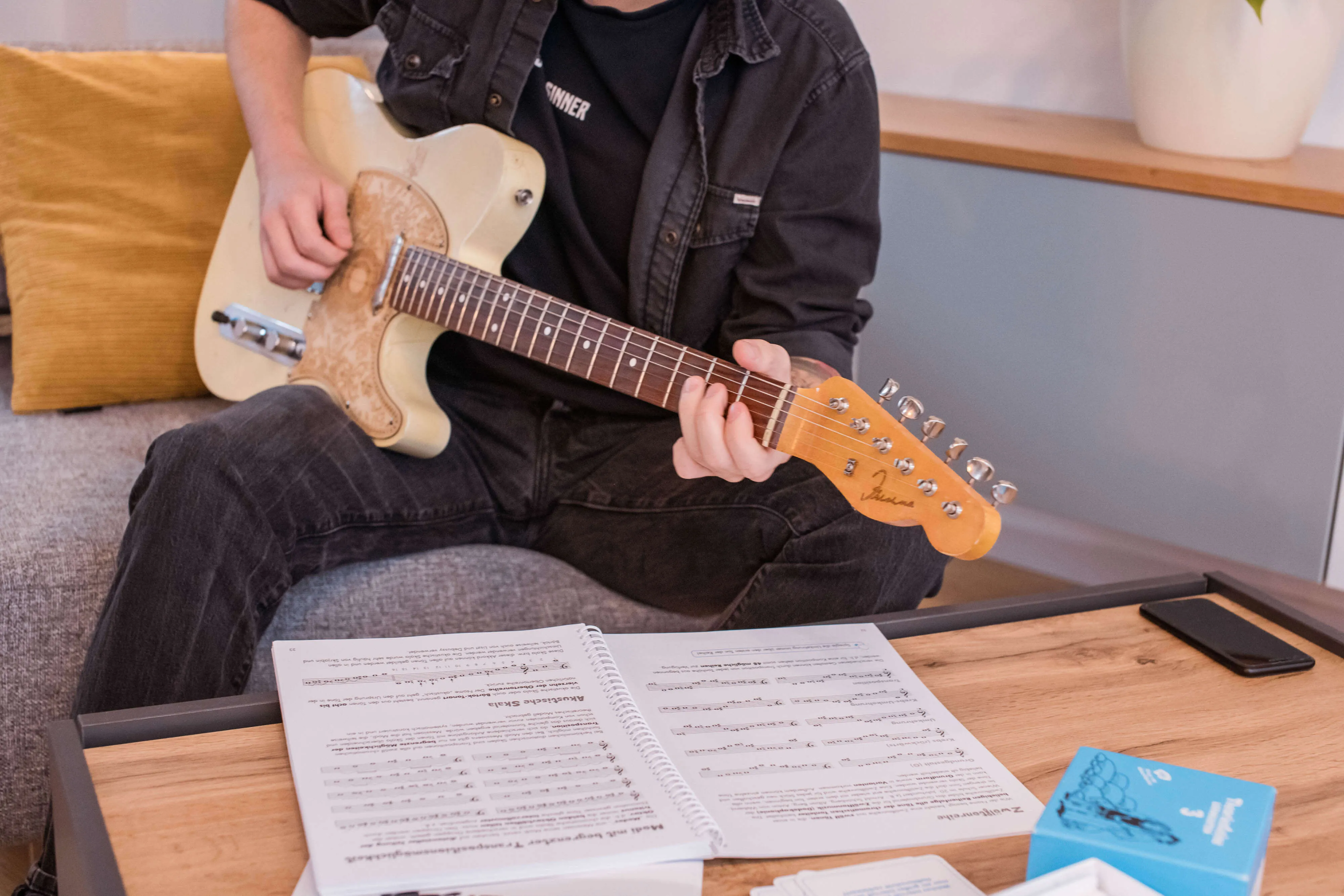 Motivierte Schülerin lernt selbständig Musiktheorie