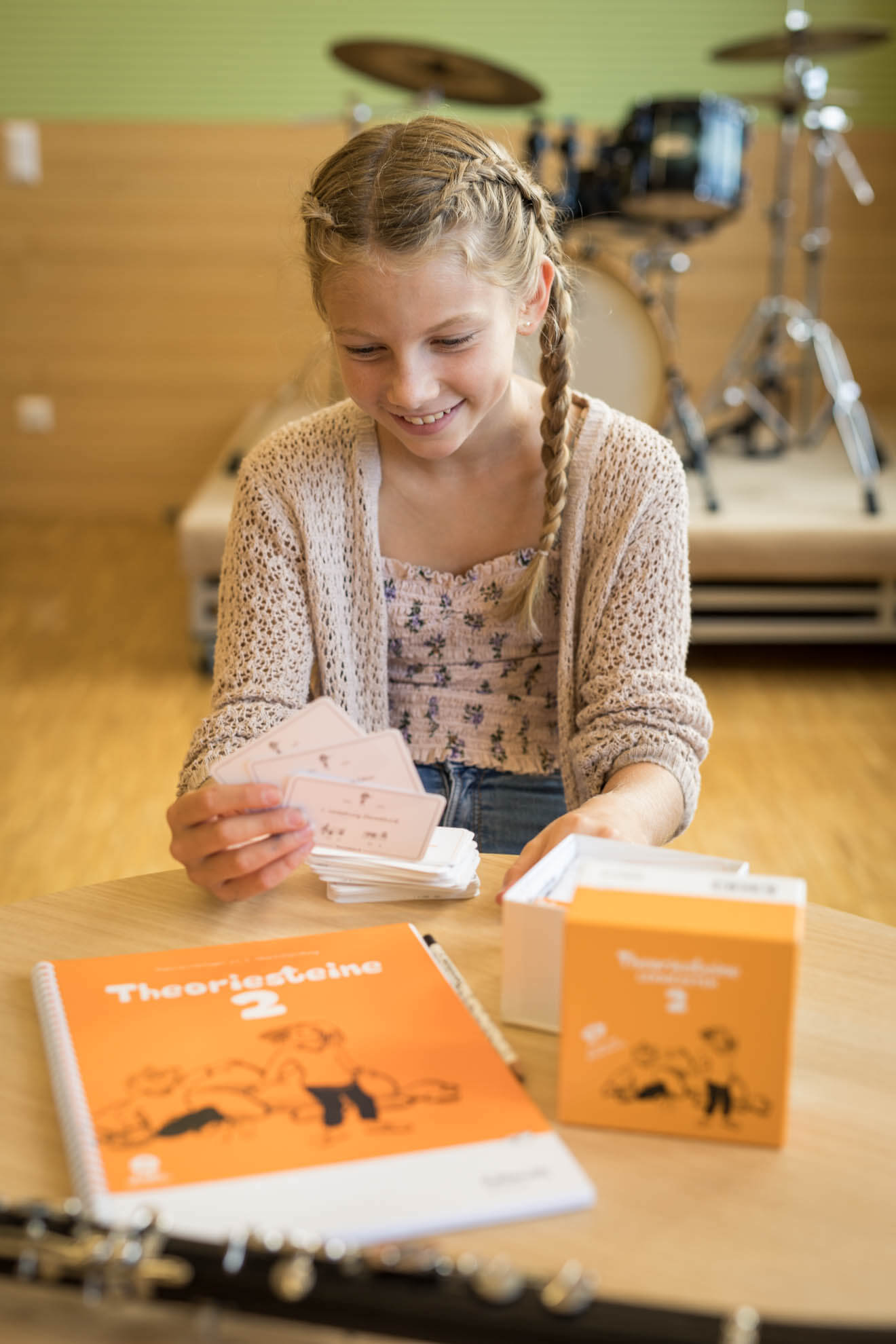 Schülerin übt mit Theoriesteine Lernkarten