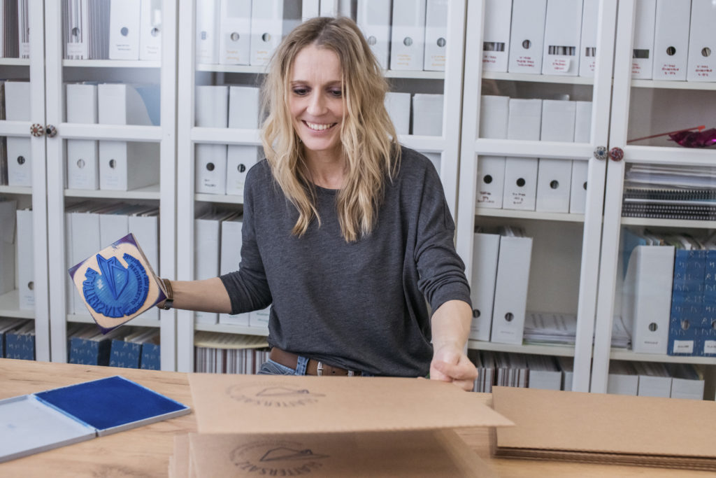 Regina von Flattersatz beim Verpacken und Stempeln