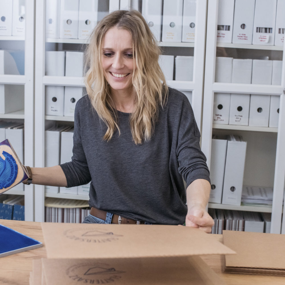 _DSC9472 Regina von Flattersatz beim Verpacken und Stempeln